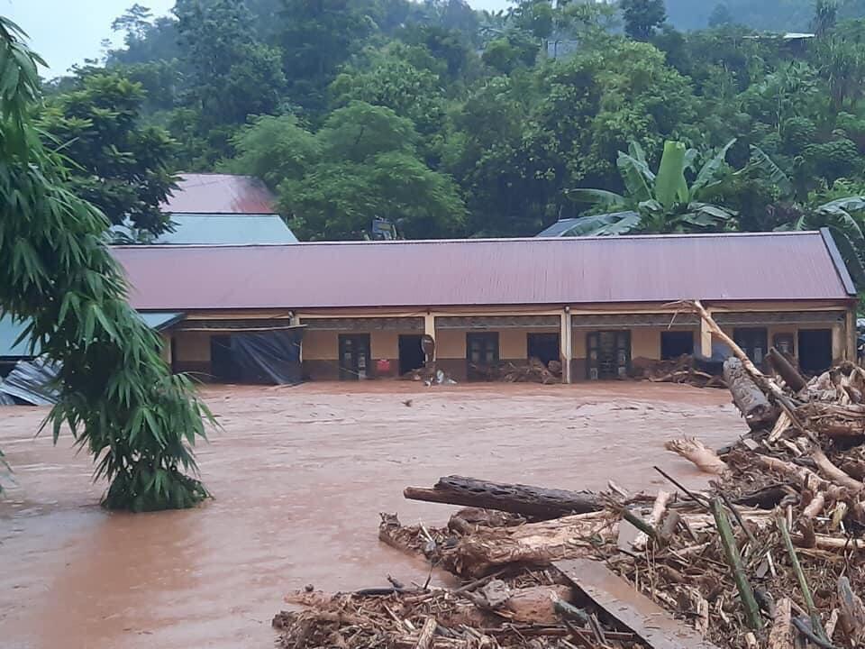 Clip: Cận cảnh lũ quét cuốn trôi nhiều nhà cửa ở Điện Biên-1