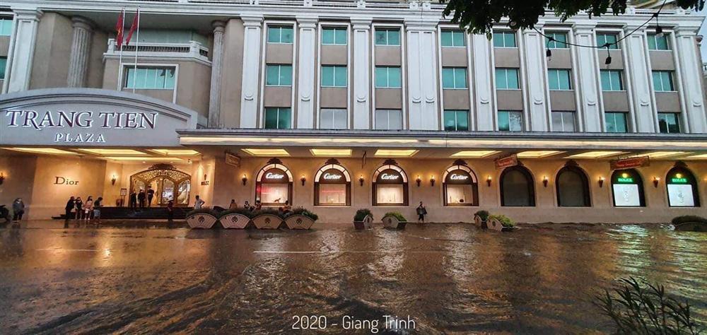 Trung tâm Hà Nội ngập lụt, đôn hoa nổi bềnh phềnh như lục bình vì mưa lớn-3