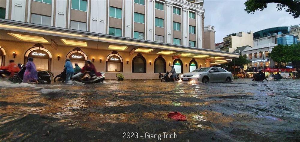 Trung tâm Hà Nội ngập lụt, đôn hoa nổi bềnh phềnh như lục bình vì mưa lớn-4