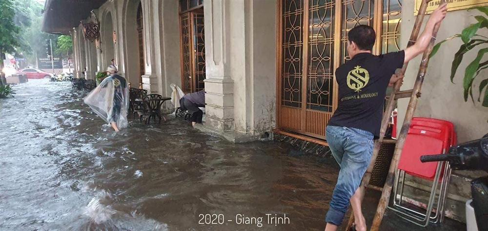 Trung tâm Hà Nội ngập lụt, đôn hoa nổi bềnh phềnh như lục bình vì mưa lớn-7