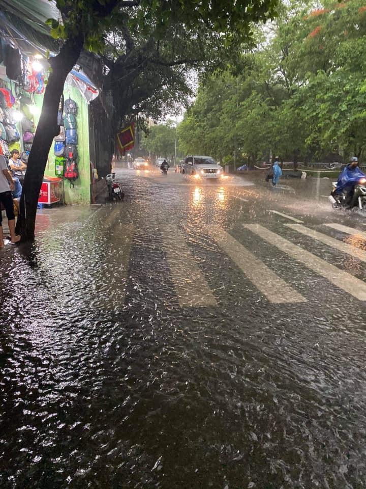 Trung tâm Hà Nội ngập lụt, đôn hoa nổi bềnh phềnh như lục bình vì mưa lớn-8