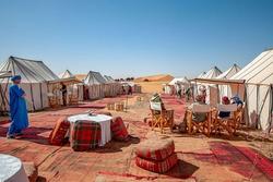 Trải nghiệm cắm trại giữa lòng sa mạc nóng nhất hành tinh