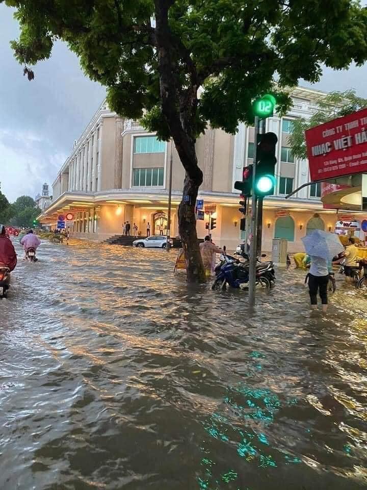 Trung tâm Hà Nội ngập lụt, đôn hoa nổi bềnh phềnh như lục bình vì mưa lớn-2