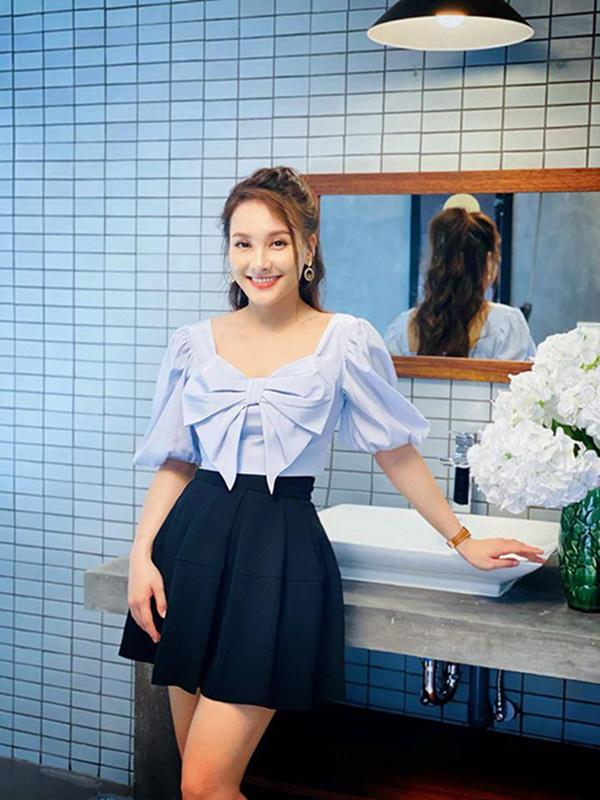 Minh Hằng, Đông Nhi hack tuổi với mốt áo nơ bướm dễ thương-4