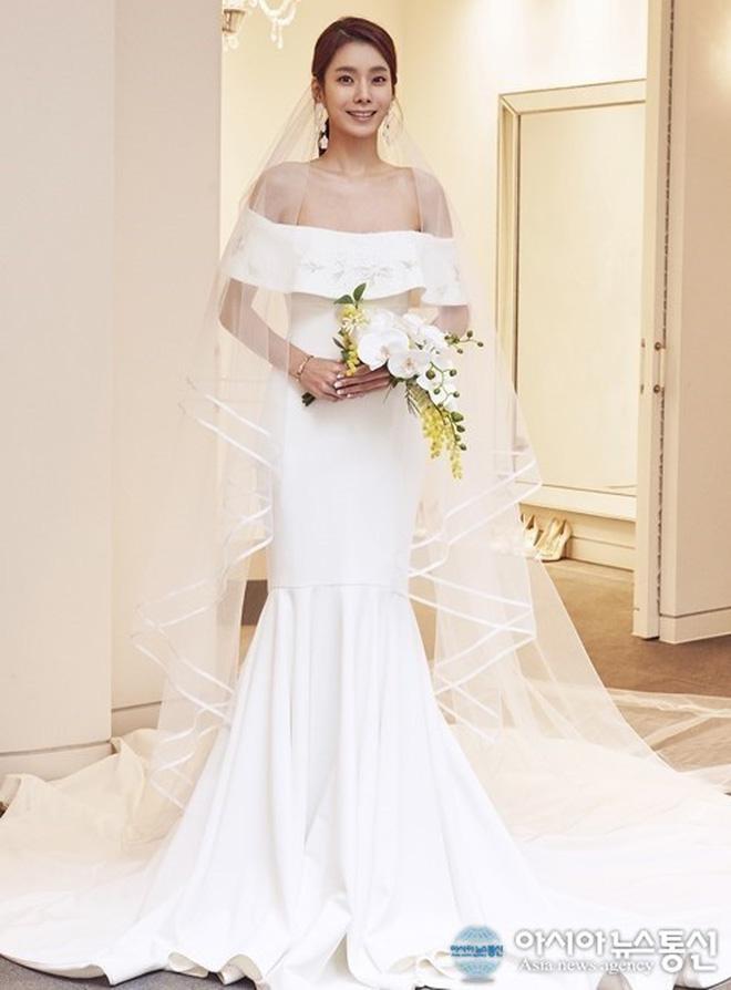 Tập thể người yêu cũ từ Song Hye Kyo đến Kang Sora kết hôn hết lượt, bao giờ Hyun Bin mới được sắm vai chú rể?-16