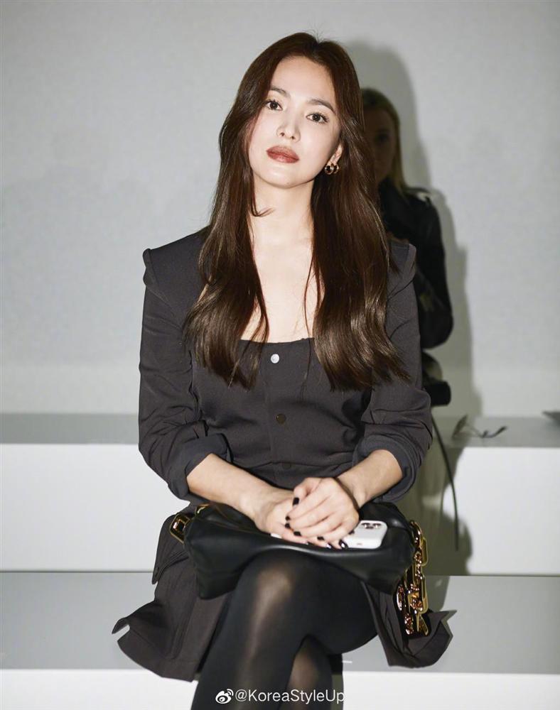 Hậu ly hôn, Song Hye Kyo thăng hoa rực rỡ, Song Joong Ki đen đủi đủ đường-6