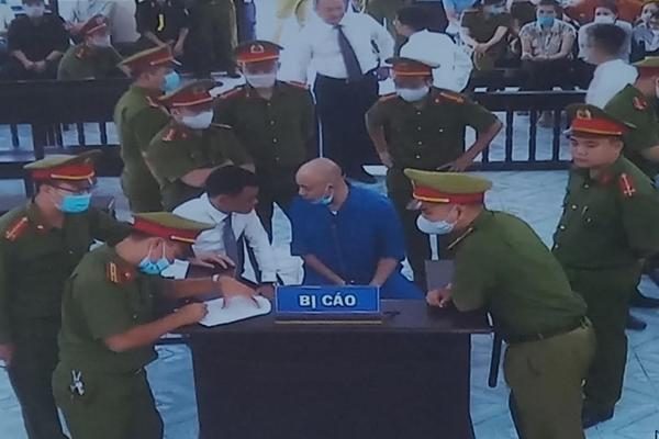 Đánh chết người sau va chạm, nam bị cáo khóc suốt phiên tòa-4