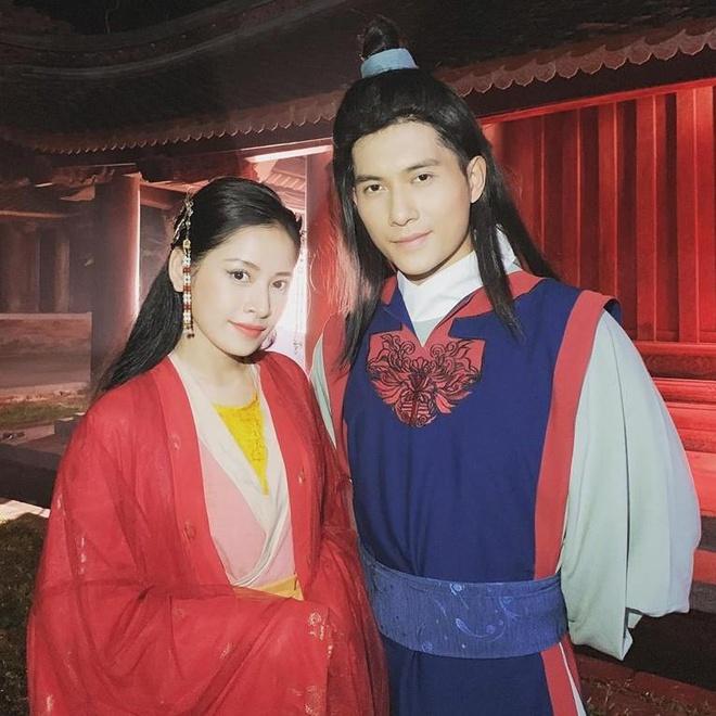 Chi Pu hưởng lợi sau loạt ảnh thị vệ Lâm Bảo Châu tháp tùng Lệ Quyên-4