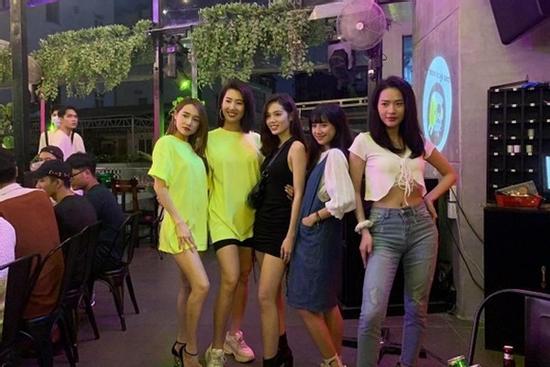 Nhã Phương lộ dáng 'que củi' khi chụp hình cùng Thúy Ngân