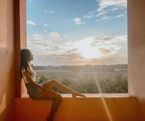 Minh Tú gây hoang mang khi unfollow tất cả bạn bè trên Instagram, liên tục đăng bài deep-6