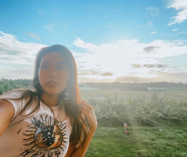 Minh Tú gây hoang mang khi unfollow tất cả bạn bè trên Instagram, liên tục đăng bài deep-9