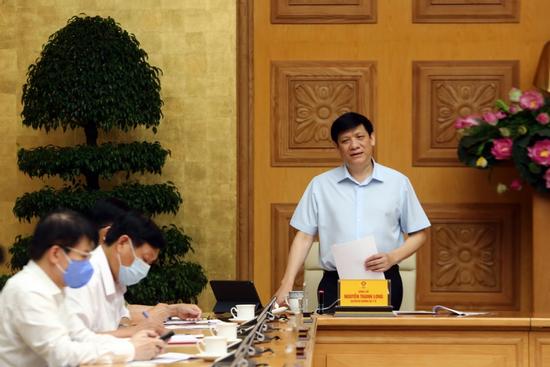 Phó thủ tướng: Ít nhất 1 năm nữa vaccine mới có thể đến với mọi người