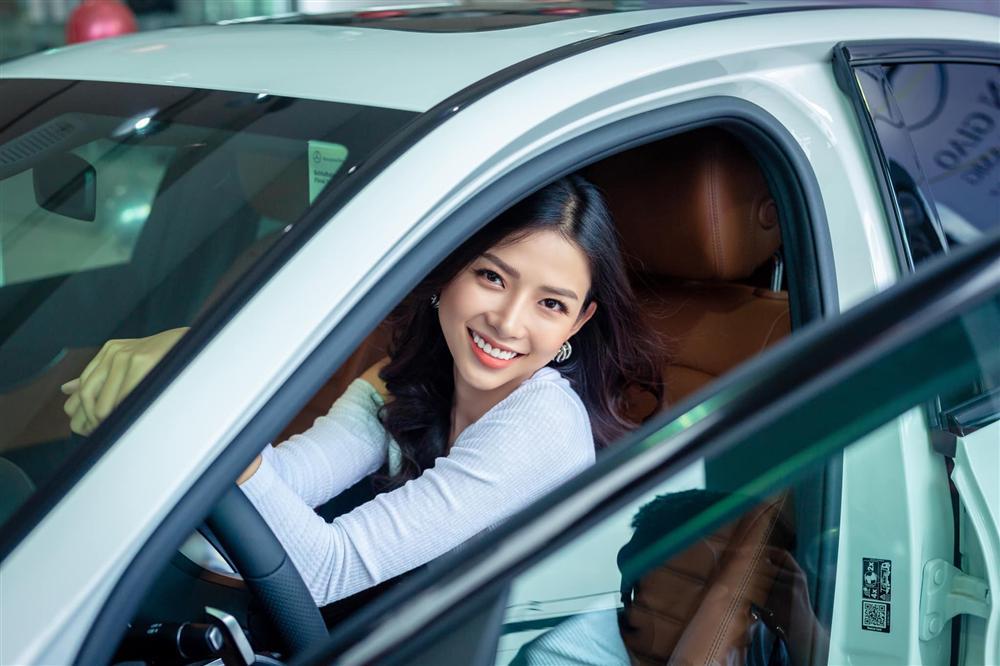 Bạn gái hotgirl sung sướng khi được Phan Mạnh Quỳnh tặng xe hơi bạc tỷ-2
