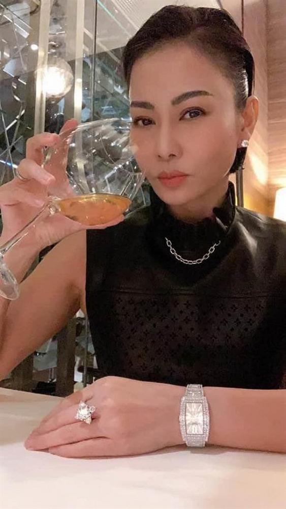 Thu Minh khoe sương sương đồng hồ và nhẫn kim cương bạc tỷ, đối thủ xứng tầm của Lệ Quyên-2