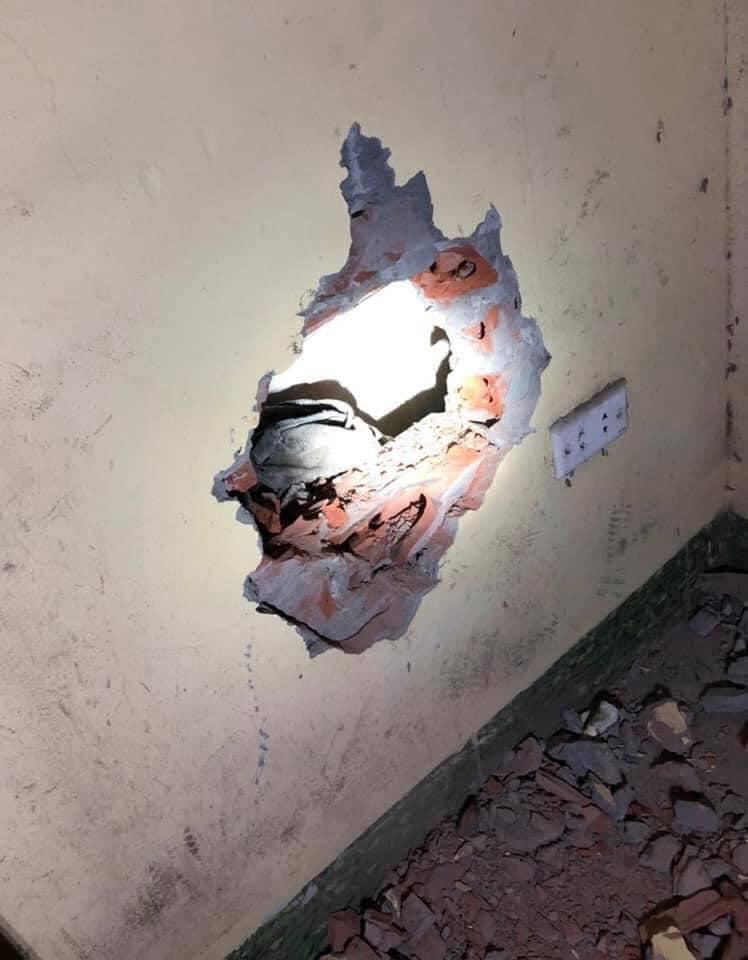 Giải cứu 1 bé sơ sinh còn nguyên cuống rốn bị mắc giữa bức tường 2 nhà cao tầng-2