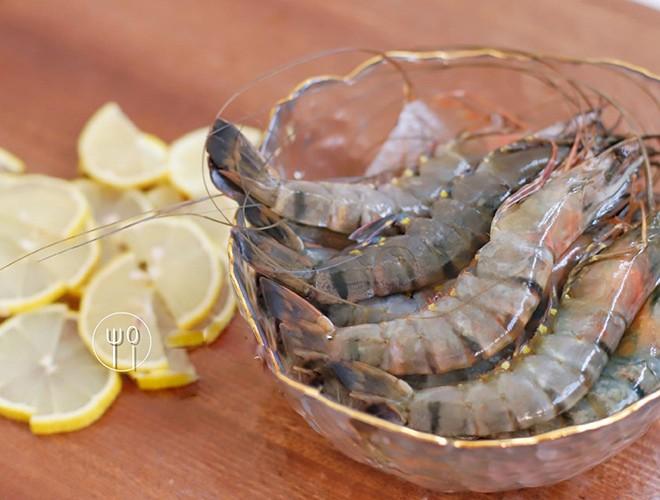 Hấp tôm không cần cho gừng hay rượu, thêm một loại quả sẵn có vào mùi tanh chẳng còn-1