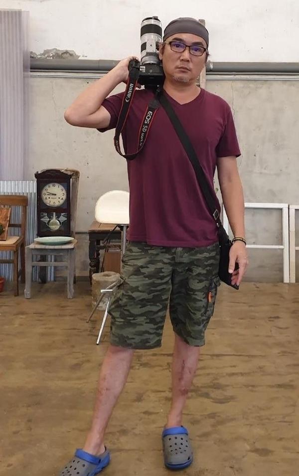 Mới đây, theo trang Sina đăng tải hình ảnh mới nhất của Tiêu Ân Tuấn được chính anh chia sẻ trên mạng xã hội. Nhiều người đã không nhận ra hình ảnh một anh chàng "Triển Chiêu đẹp nhất của màn ảnh Hoa ngữ" nữa. Thay vào đó là hình ảnh phát tướng, râu và tóc đều bạc, gương mặt có nhiều nếp nhăn.