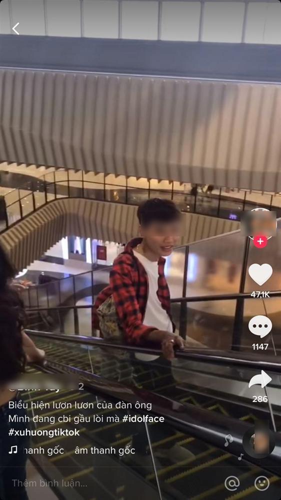 Quay clip ưỡn ẹo ở trung tâm thương mại còn mắng người khác, gái xinh bị ném đá sấp mặt-2