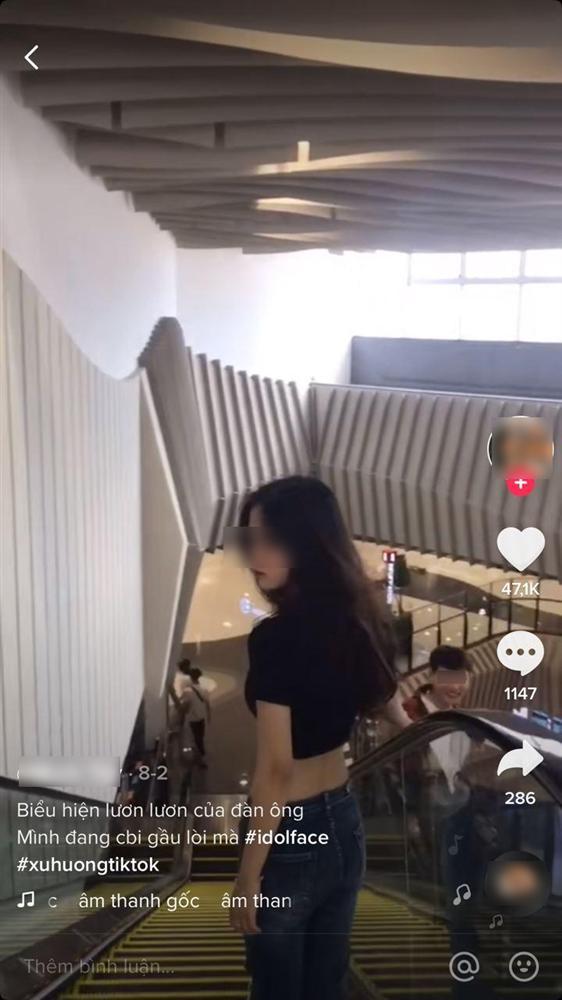 Quay clip ưỡn ẹo ở trung tâm thương mại còn mắng người khác, gái xinh bị ném đá sấp mặt-1