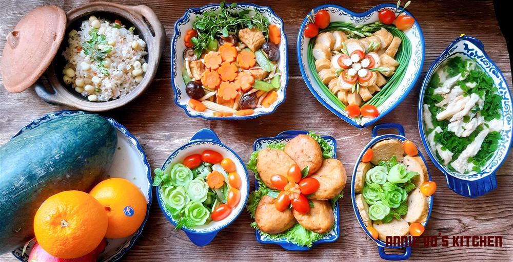 Mẹ đảm khoe mâm cơm chay cúng mùng 1 tháng cô hồn ngon mắt, đã miệng, dân tình thi nhau hỏi cách nấu-1