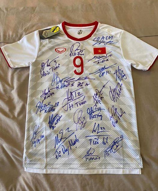 Đấu giá áo lấy tiền ủng hộ quê nhà chống dịch Covid-19, cầu thủ Văn Toàn bất ngờ bị chỉ trích-1