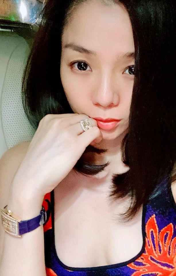 Lệ Quyên đeo đồng hồ 23 tỷ đồng, vu vơ ẩn ý: Không cần gì khác ngoài Em-9
