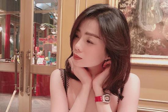 Lệ Quyên đeo đồng hồ 23 tỷ đồng, vu vơ ẩn ý: 'Không cần gì khác ngoài Em'