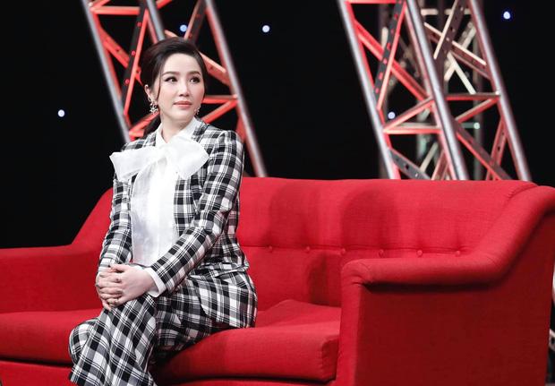 Nhan sắc một trời một vực của mỹ nhân Việt giữa ảnh tự đăng và lúc lên truyền hình-3