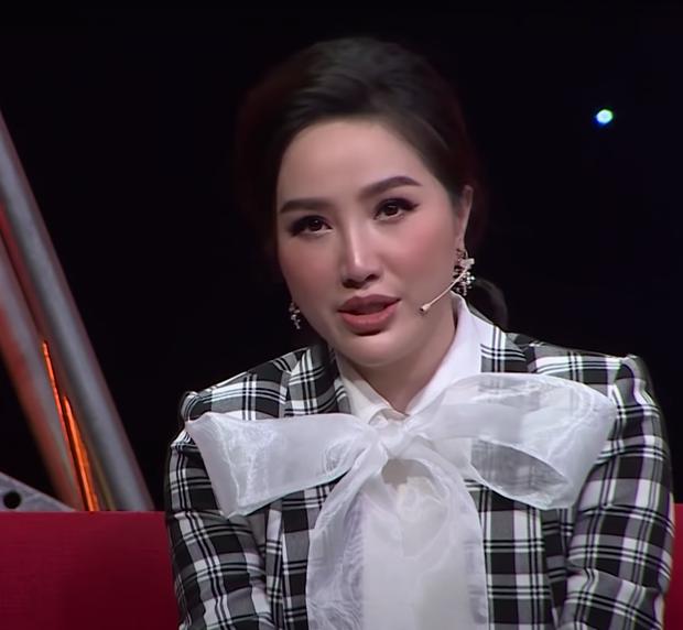 Nhan sắc một trời một vực của mỹ nhân Việt giữa ảnh tự đăng và lúc lên truyền hình-1