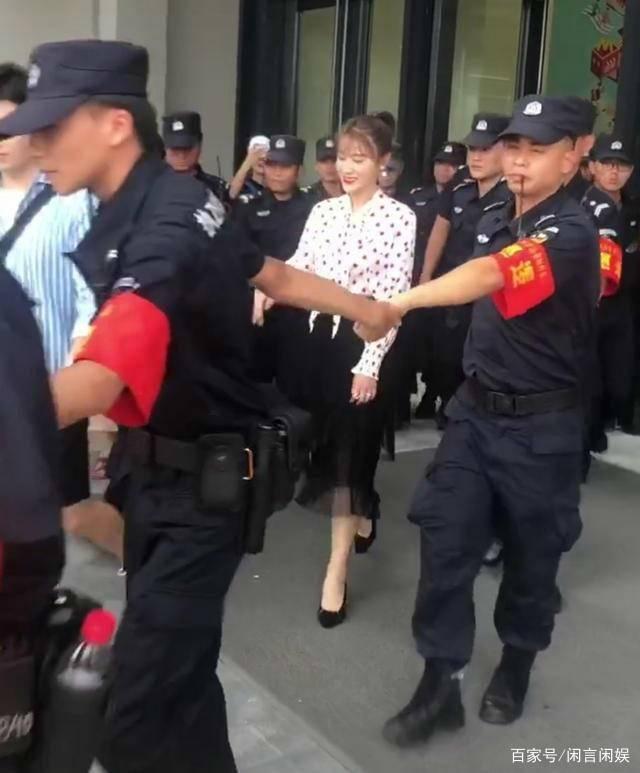 Những lần sao Hoa ngữ muối mặt vì bảo an xuất hiện nhiều hơn fan-7