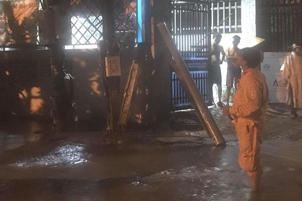 Clip: Bạn bị điện giật, nam thanh niên cứu mạng kiểu cục súc khiến ai cũng trầm trồ-1