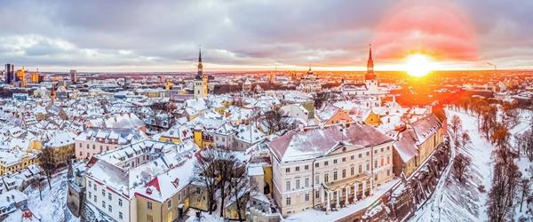 Estonia là quốc gia Bắc Âu nhỏ bé tiếp giáp với Nga, Latvia và Phần Lan nổi tiếng với khung cảnh thơ mộng, cổ kính. Khi Christopher Nolan cùng ekip làm phim của "TENET" ghé thủ phủ Tallinn xinh đẹp vào tháng 6 năm 2019, cả thành phố cổ đã có một dịp “tưng bừng”.