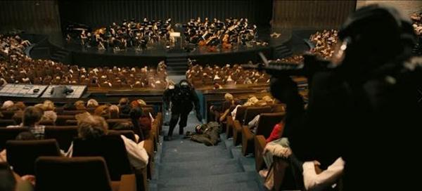 Ngoài ra, Nolan cũng dành cả 1 tháng để quay tại Linnahall – phòng hòa nhạc ở cảng Old Town, Tallinn xây dựng năm 1980 với lối kiến trúc choáng ngợp và lạnh lẽo như một con tàu vũ trụ. Linnahall được xây dựng trong thời Liên Xô nhằm phục vụ Olympics mùa hè năm 1980, và từ đó đến nay gần như bị bỏ lại với thời gian nhưng vẫn toát lên vẻ vững chãi kiên cố, trở thành một trong nhiều điểm đến thú vị cho những ai đam mê những công trình bỏ hoang.