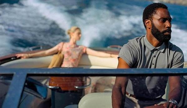 Cảnh phim các nhân vật do John David Washington, Elizabeth Debicki, và Kenneth Branagh thủ vai ngồi trên du thuyền mà khán giả thấy trong trailer được quay tại bờ biển thiên đường Amalfi của Ý.