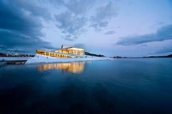 Đặc biệt, nhà hát opera Oslo được xây dựng bằng đá cẩm thạch và kính đồ sộ với sườn dốc trắng thoai thoải gợi liên tưởng đến một tảng băng trôi lấp lánh.