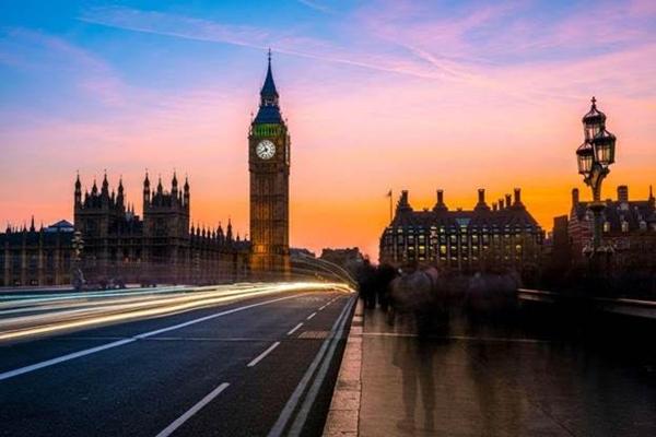 Nếu như các thành phố của Đan Mạch và Na Uy đem lại hơi thở hiện đại cho "TENET", thì tòa Cannon Hall, thuộc Hampstead, London được xây từ những năm 1700 lại là một điểm nhấn cổ kính. Tòa nhà này từng thuộc về diễn viên nổi tiếng Gerald du Maurier.