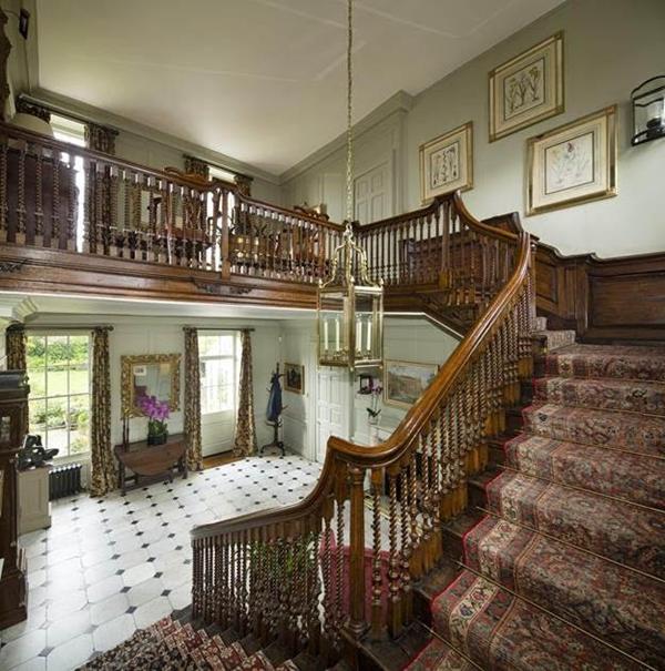 Tại đây, theo tờ Camden New Journal thì hai diễn viên Elizabeth Debicki và John David Washington đã quay chung một số cảnh với nhau. Vào thập niên 60, dinh thự trị giá 28 triệu bảng Anh từng là địa điểm quay cho bộ phim "Bunny Lake Is Missing" – nay được coi là tác phẩm kinh điển cho dòng phim cult (dành cho một số người xem nhất định).