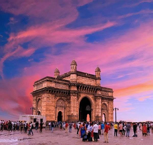 Cũng tại Mumbai, Christopher Nolan đã tập hợp đến 40 chiếc thuyền trước Cổng Ấn Độ (Gateway of India) – một công trình kiến trúc đồ sộ nằm ở cảng Apollo Bunder dọc theo bờ biển phía nam thành phố.