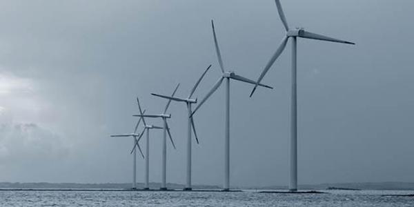 Nhiều địa danh của đất nước Đan Mạch sẽ xuất hiện trong TENET, tiêu biểu là trang trại gió trên biển (Nysted Wind Farm) được quay vào hồi đầu tháng 9. Nysted Wind Farm nằm gần Lolland – hòn đảo lớn thứ 4 của Đan Mạch đem đến cảm giác như lạc vào một hành tinh khác với những turbine gió khổng lồ trên mặt biển.