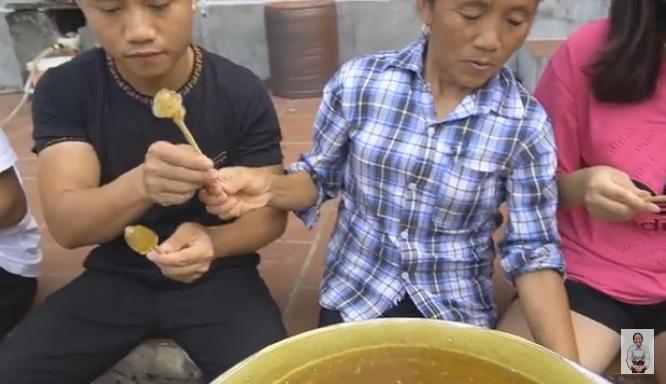 Bà Tân Vlog bị chỉ trích đũa vừa ăn xong không rửa đem ra quấn kẹo kéo mời các cháu-6