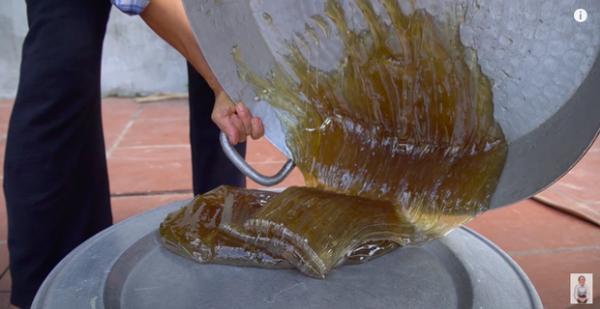 Bà Tân Vlog bị chỉ trích đũa vừa ăn xong không rửa đem ra quấn kẹo kéo mời các cháu-1