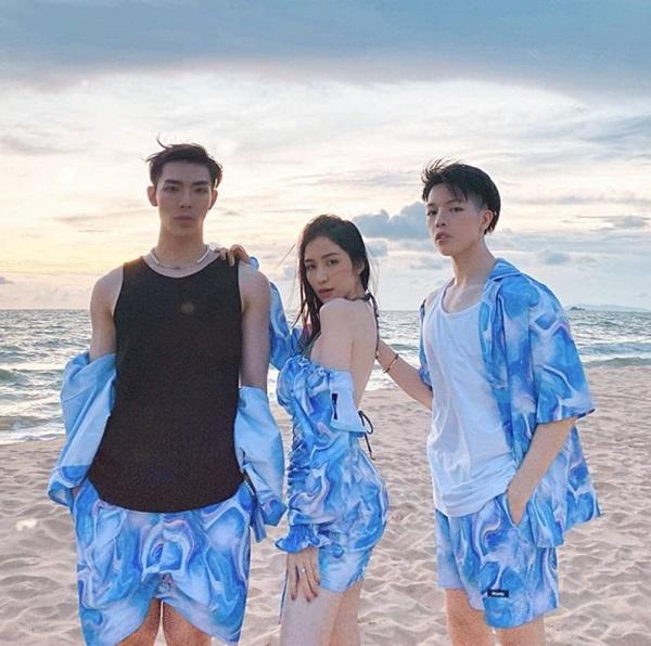 Gia đình "Hoa dâm bụt" rủ nhau đi biển, mặc đồ tông xuyệt tông.