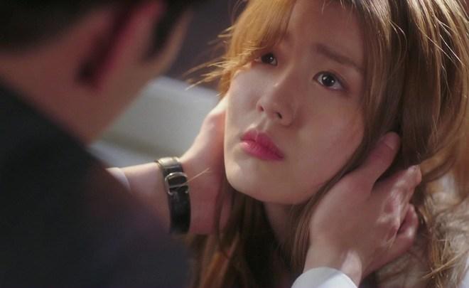 Bắt tại trận chồng ôm bồ ngủ tít, vợ lẳng lặng lấy ghế ngồi chờ và cái kết hả dạ-1