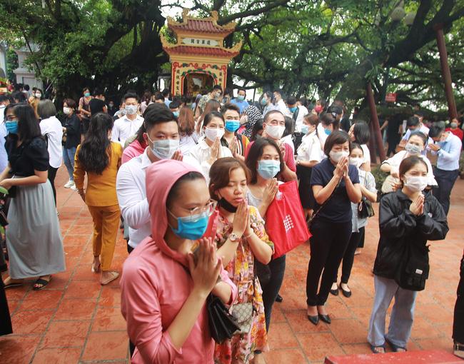 Hà Nội tạm đóng cửa phủ Tây Hồ do hàng nghìn người chen chân đi lễ đầu tháng cô hồn giữa mùa dịch-2