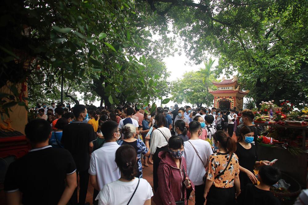 Hà Nội tạm đóng cửa phủ Tây Hồ do hàng nghìn người chen chân đi lễ đầu tháng cô hồn giữa mùa dịch-3