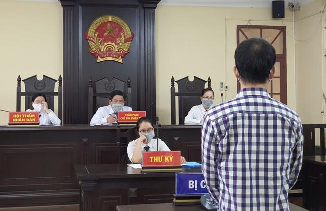 Kẻ bạo hành dã man, dùng tàn thuốc đốt ngực con gái 7 tuổi của vợ hờ lãnh án 8 năm tù-4