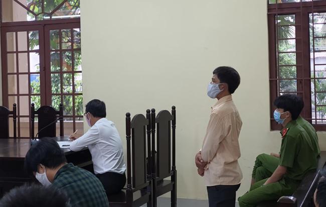 Kẻ bạo hành dã man, dùng tàn thuốc đốt ngực con gái 7 tuổi của vợ hờ lãnh án 8 năm tù-5