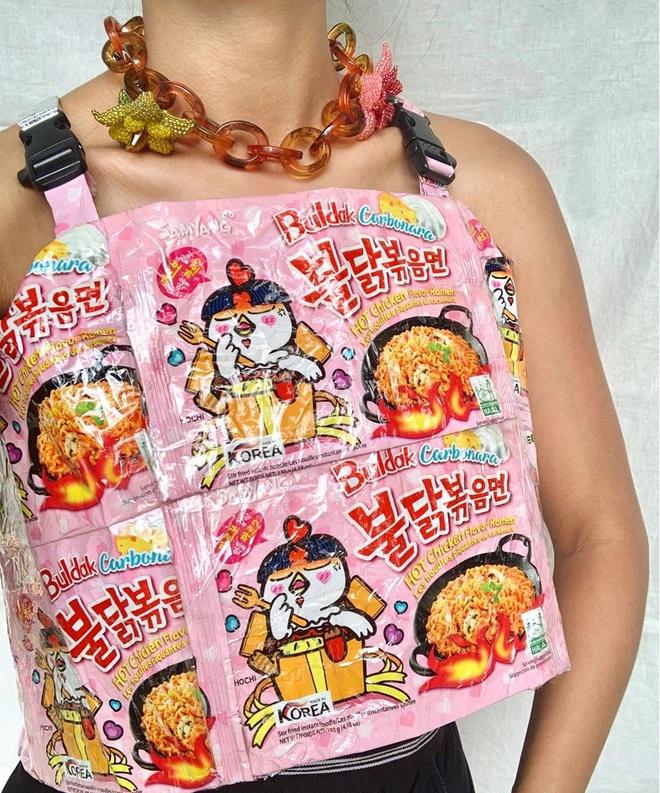 Nữ sinh nổi tiếng nhờ dùng vỏ mỳ tôm may quần áo-1