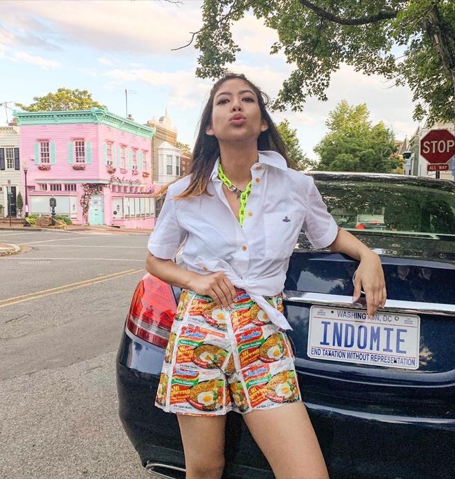 Nữ sinh nổi tiếng nhờ dùng vỏ mỳ tôm may quần áo-2