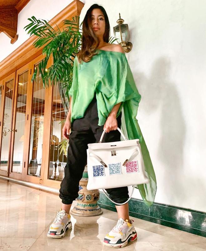 Nữ sinh nổi tiếng nhờ dùng vỏ mỳ tôm may quần áo-7